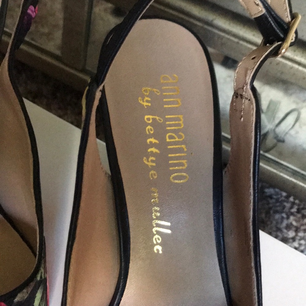 Great condition Multi-Colored Flower Heels. - Picture 3 of 7